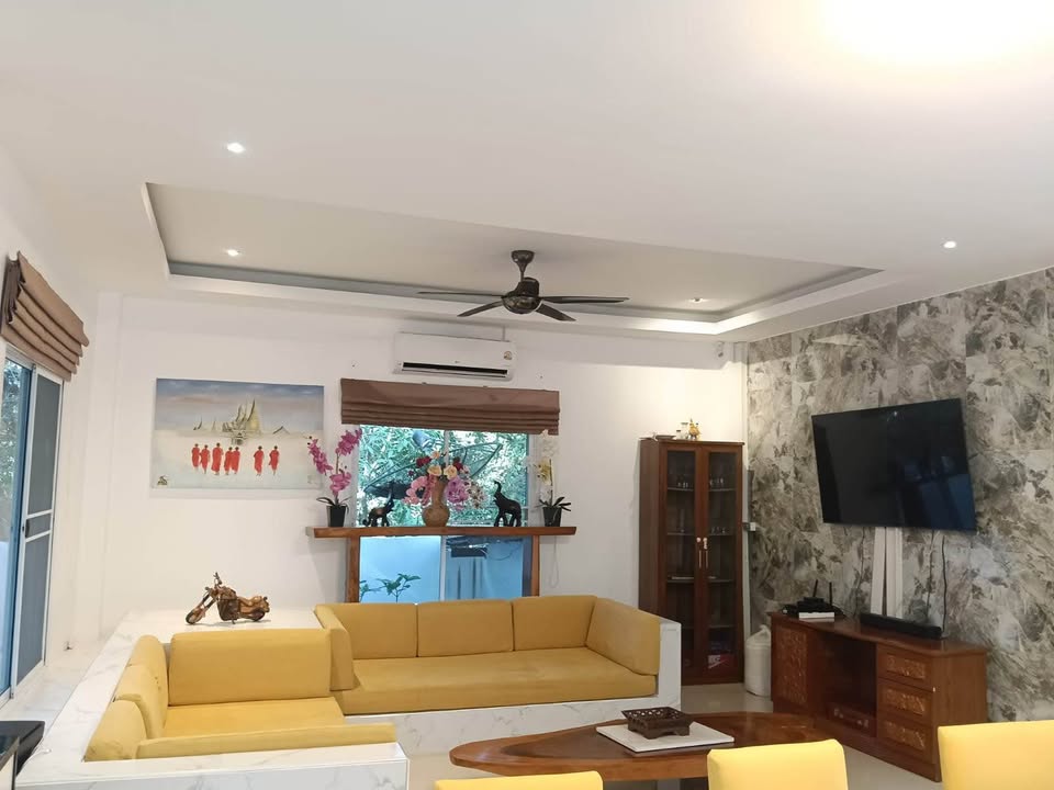 3-BEDROOM VILLA — LARGE GARDEN & POOL | Na Mueang