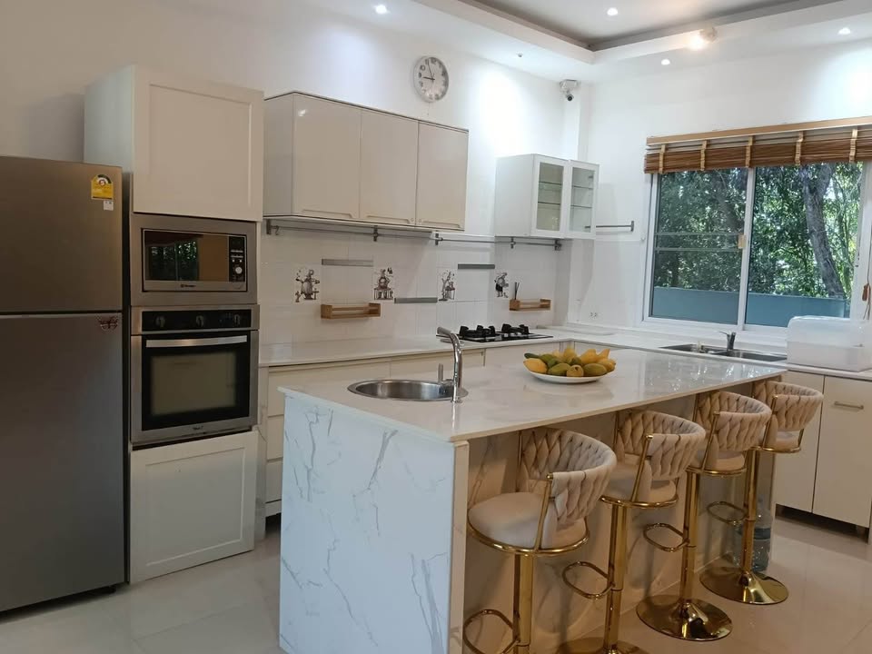 3-BEDROOM VILLA — LARGE GARDEN & POOL | Na Mueang