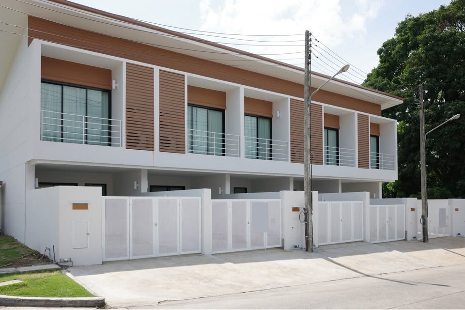 Modern 2-Story Townhouse for Rent