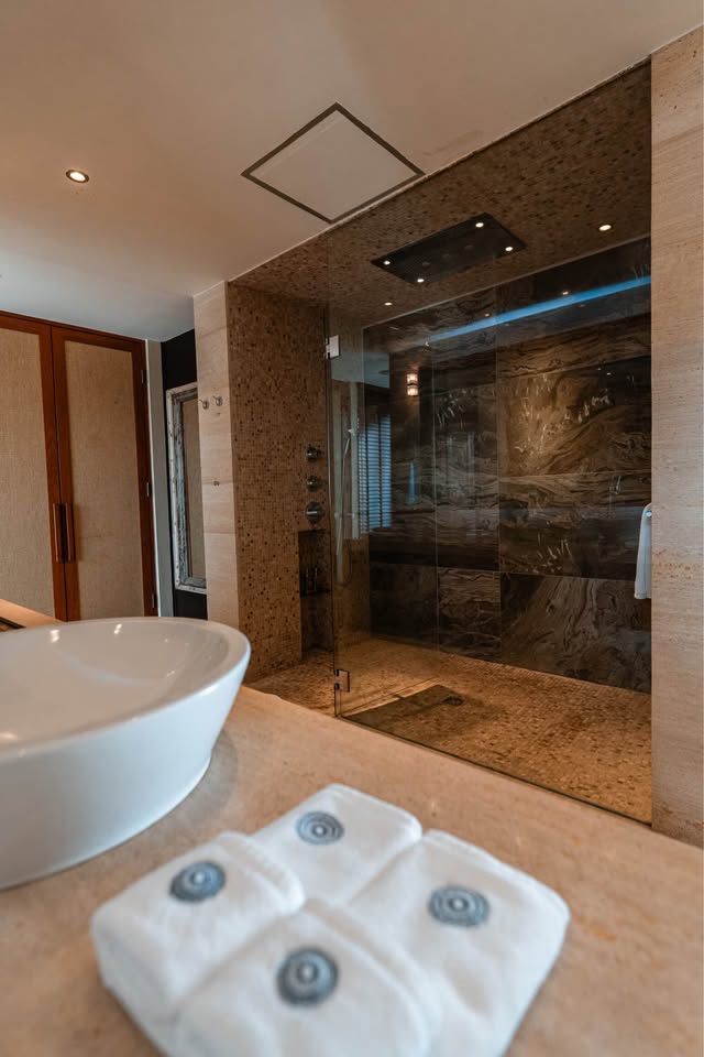 Villa with 6 Bedrooms and 6 Bathrooms