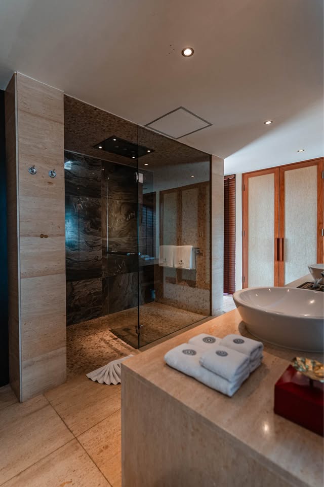 Villa with 6 Bedrooms and 6 Bathrooms