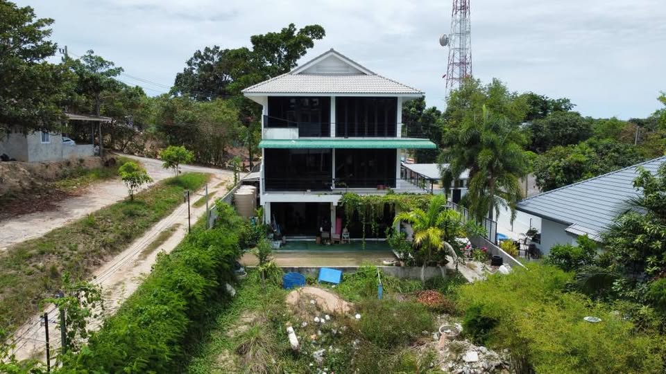 Land for sale with 2 houses on Koh Samui